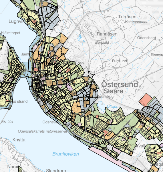 Karta över Östersund (Staaren) som visar stadsdelar, vägar, vattenområden och markanvändning i olika färger runt Storsjön